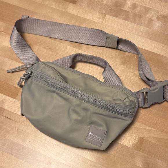 Lululemon All Day Essentials Belt Bag 2.5L 2.5 L Linen / White opal purse handle - Picture 2 of 9